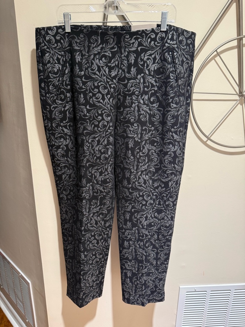 Chico’s Black & Gray Scroll Pattern Juliet Slim Leg Ankle Pants Size 16 NWT